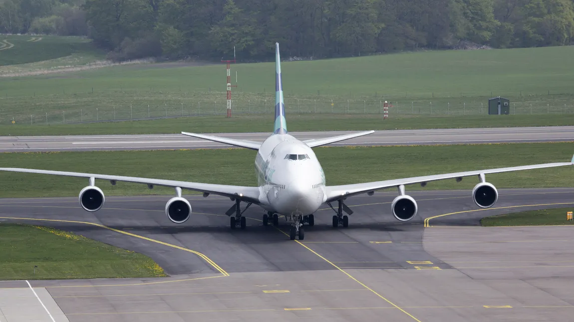 Un avion cu români a aterizat de urgenţă în Suedia. Un pasager a încercat să intre în cabina piloţilor