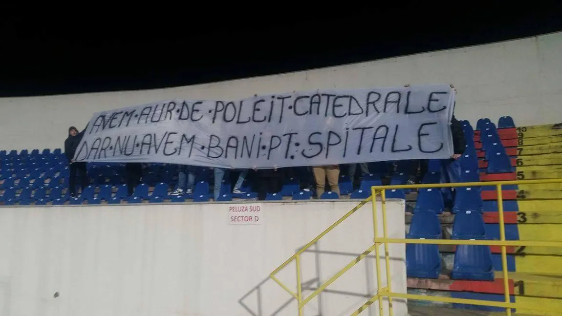 Jandarmii au confiscat la meciul FC Botoşani - Poli Timişoara un banner dedicat victimelor de la COLECTIV