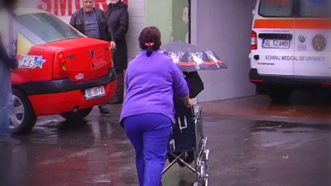 IMAGINI REVOLTĂTOARE. Pacienţii de la UPU Galaţi, căraţi prin ploaie în unitate VIDEO