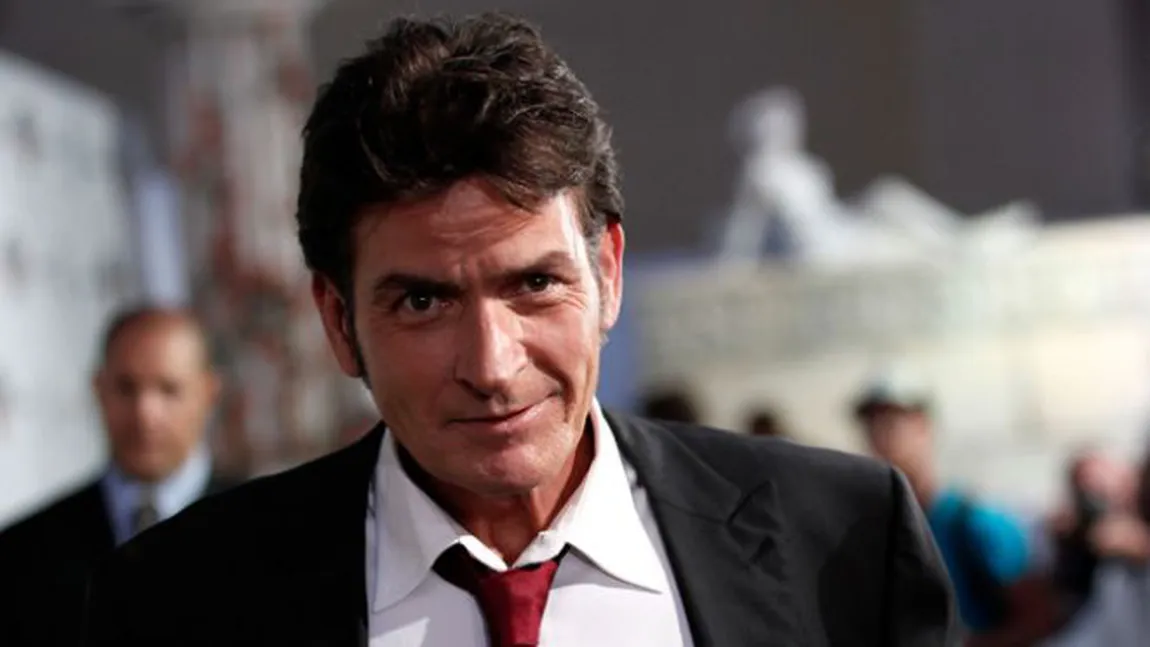 CHARLIE SHEEN filmat în timp ce îi face SEX ORAL unui bărbat