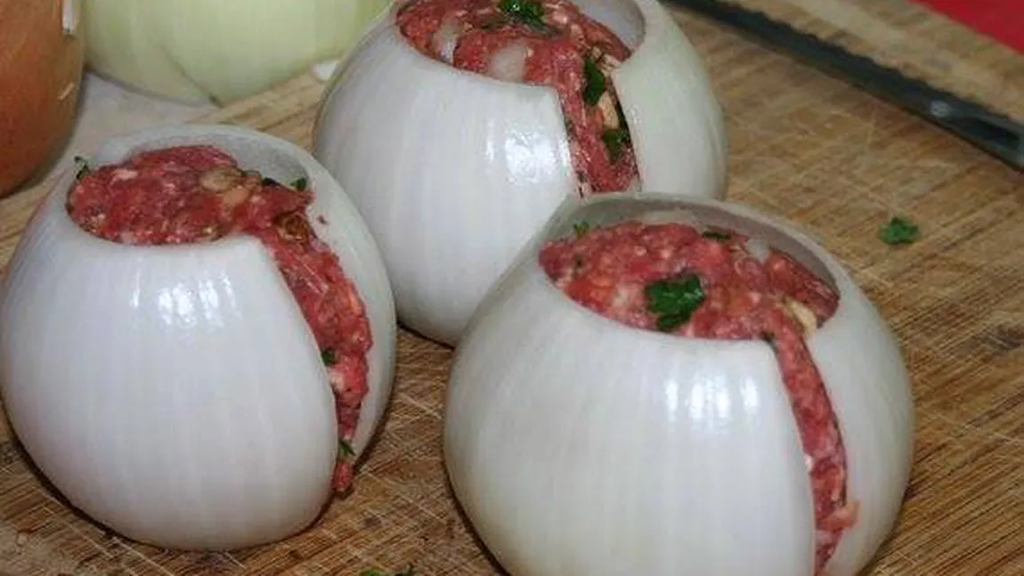 Aperitiv pentru sărbători cum nu ai mai mâncat niciodată. CHIFTELUŢE ÎN FOI DE CEAPĂ FOTO