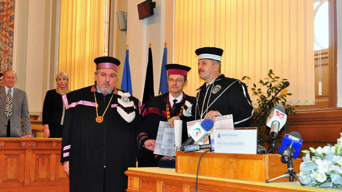 Vasile Dîncu a primit titlul de Profesor Honoris Causa al Universităţii Babeş-Bolyai: 