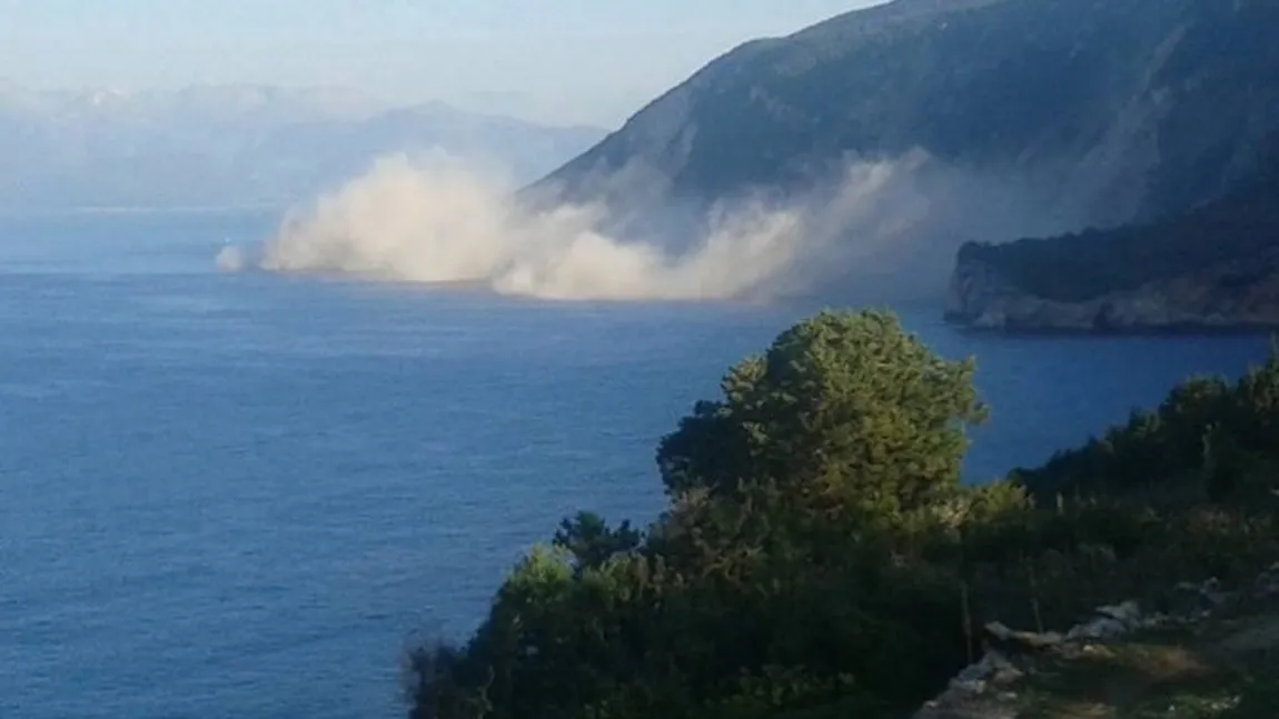Cutremur devastator pe o insulă din Grecia. O plajă superbă a dispărut sub ochii turiştilor VIDEO