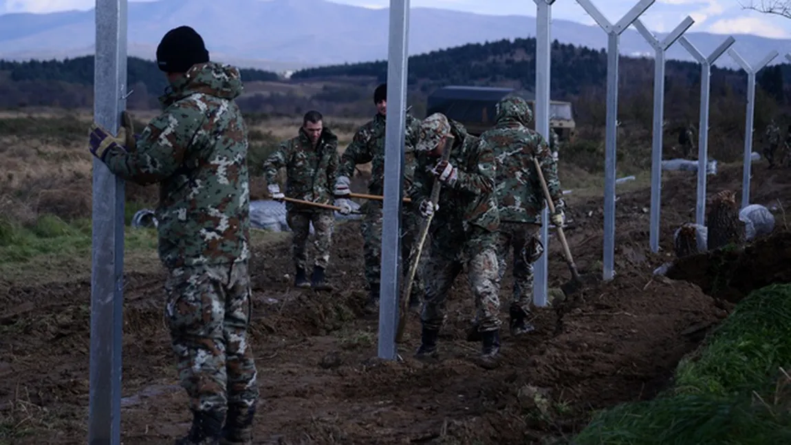 Tensiuni la graniţa dintre Macedonia şi Grecia din cauza unui gard metalic. Patru poliţişti răniţi de imigranţi