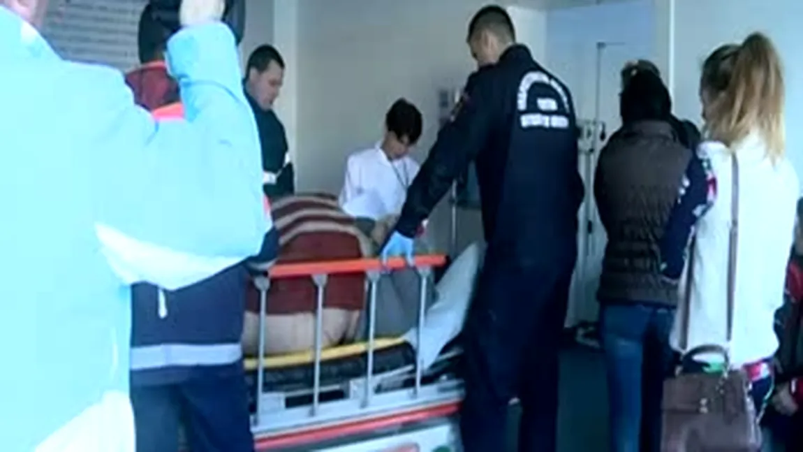 Un bărbat care cântăreşte peste 200 de kilograme a fost dus la spital cu ajutorul pompierilor VIDEO