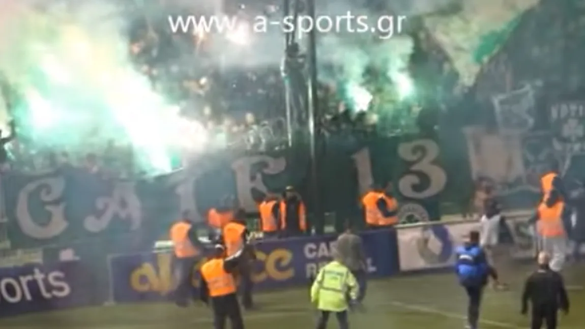HAOS la un meci de fotbal în Atena. Fanii s-au luat la bătaie. Jucătorii au fugit de pe teren VIDEO