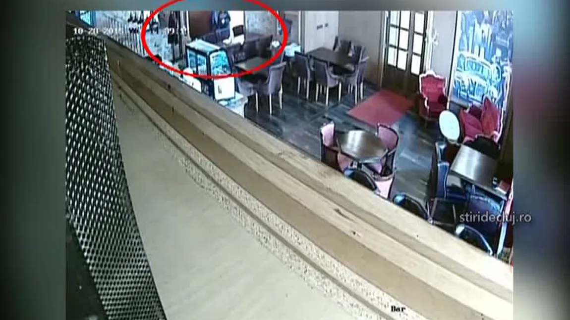 Imagini uluitoare surprinse într-un restaurant din Cluj. Un hoţ a fost filmat în timp ce fură genţi VIDEO