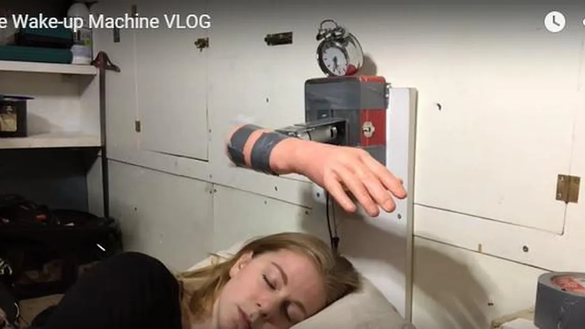 Cel mai violent CEAS DEŞTEPTĂTOR din lumea. Invenţia unei tinere care nu se putea trezi VIDEO