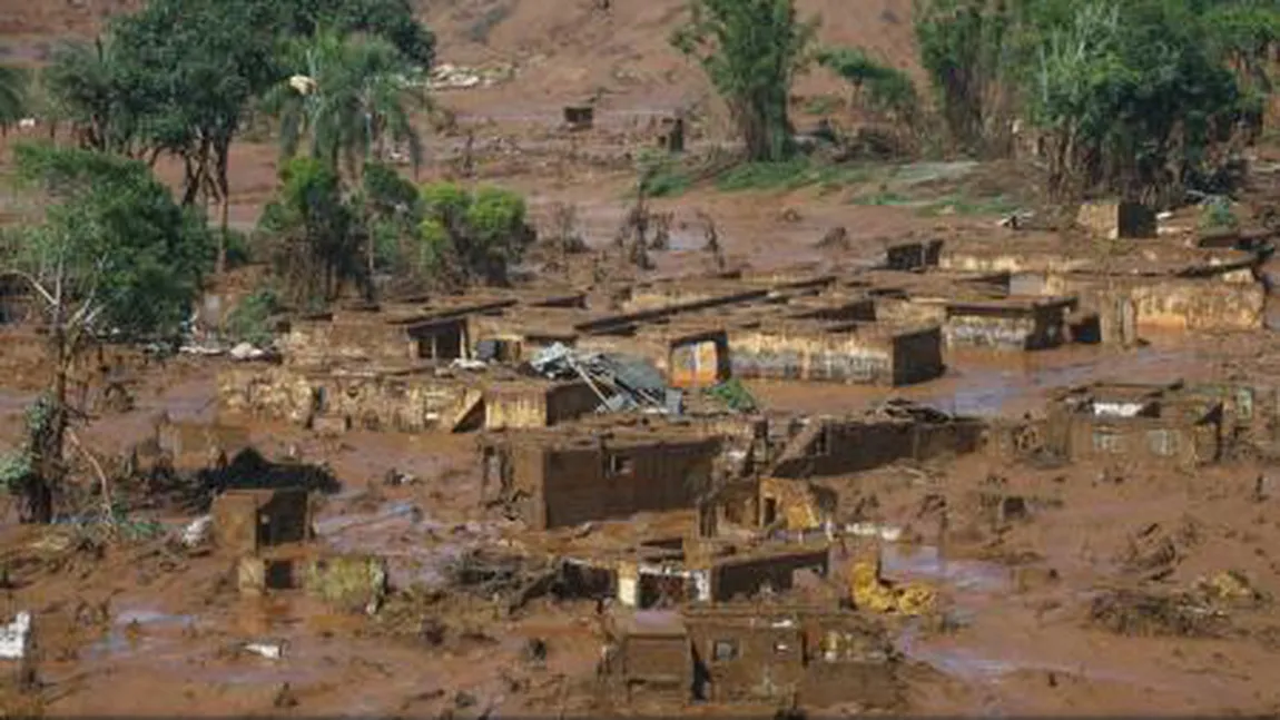 Aproximativ 500 de persoane evacuate din satul brazilian acoperit de un val de deşeuri miniere