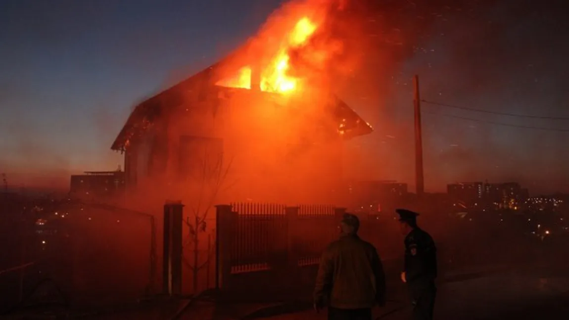 Incendiul VIOLENT în Timiş. O vilă a fost mistuită de flăcări VIDEO