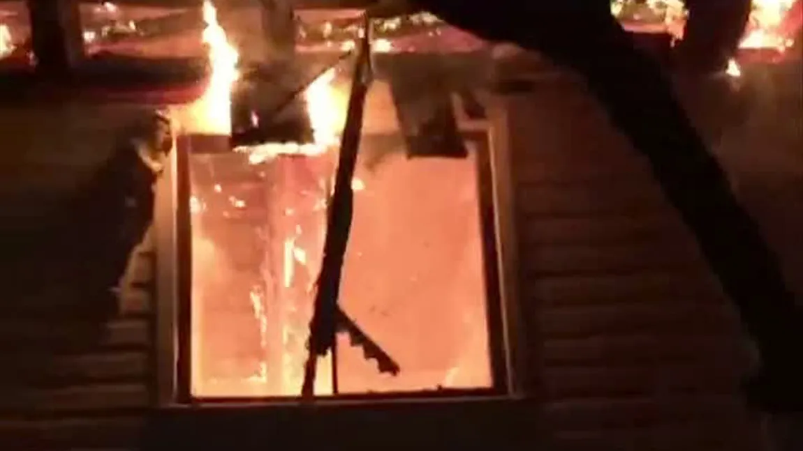 Incendiu PUTERNIC în Suceava. Două case s-au făcut scrum VIDEO