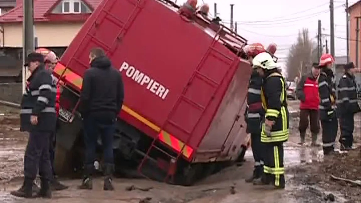 Maşină de pompieri, înghiţită de asfalt. Totul s-a întâmplat lângă Bucureşti