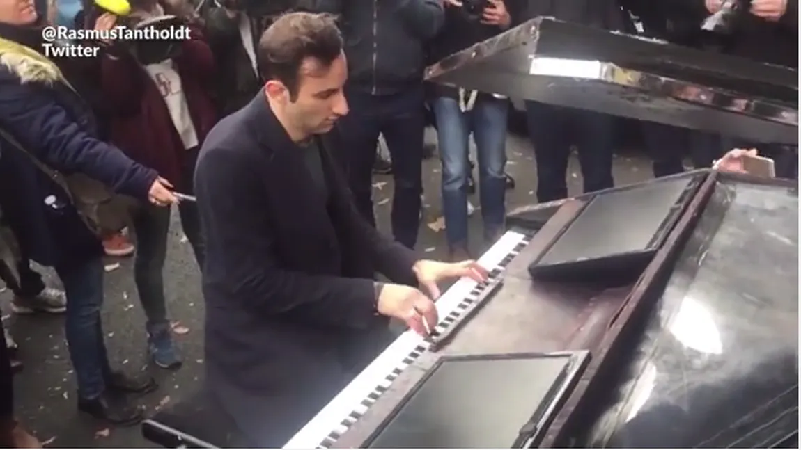 ATENTATE LA PARIS: Un muzician a cântat la pian, în faţa sălii Bataclan, melodia 