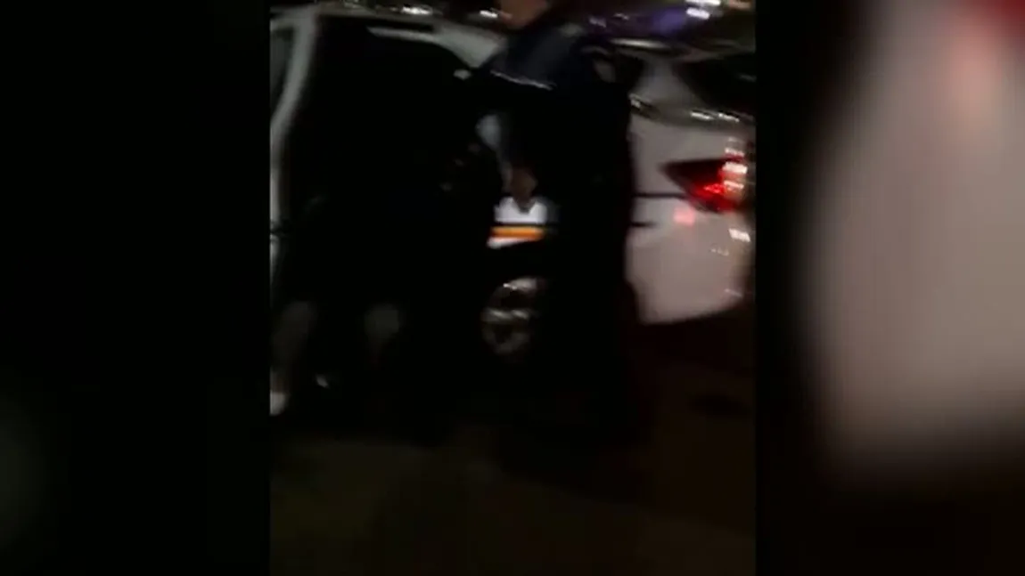 PROTEST în Caracal: Un bărbat a fost bătut de poliţişti şi luat cu forţa din mulţime VIDEO