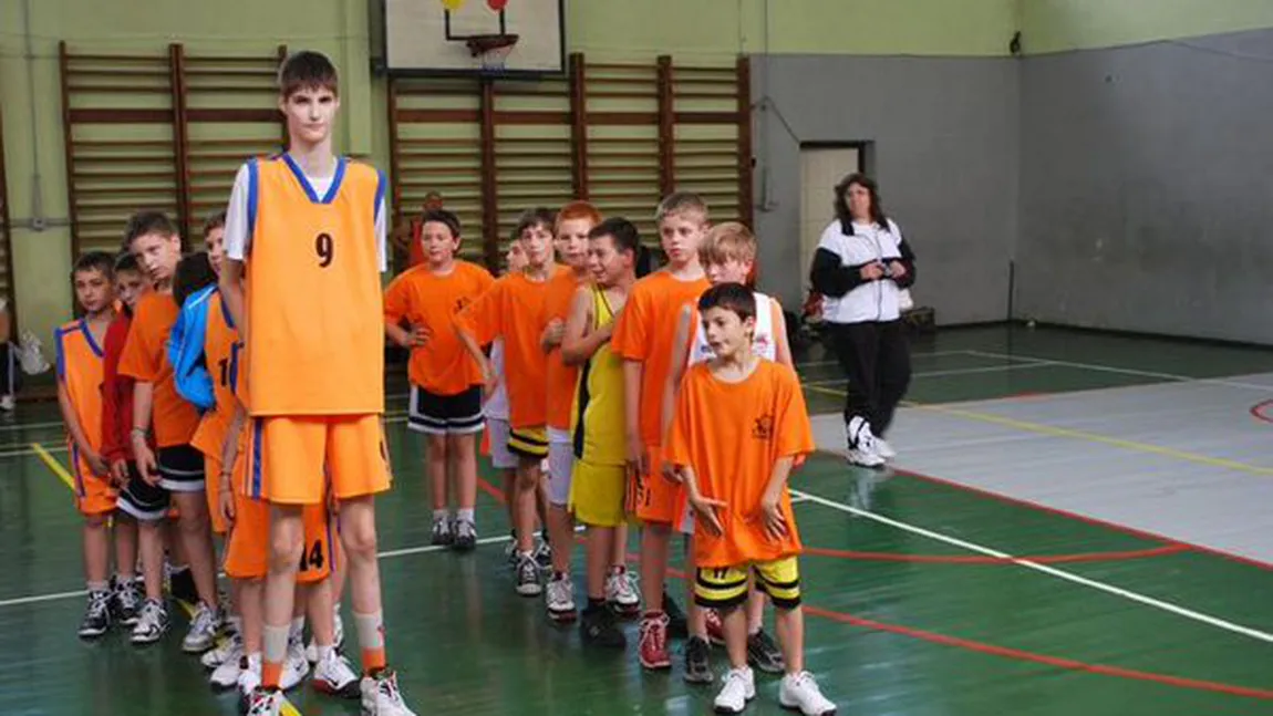 La 15 ani, un baschetbalist român are deja o înălţime de 2,29 metri. Americanii sunt uimiţi VIDEO