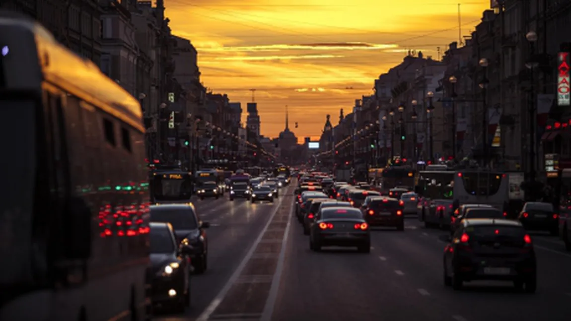 I-a lăsat pe toţi cu gura căscată. Soluţia hazlie aleasă de un şofer, după ce a rămas fără o roată FOTO