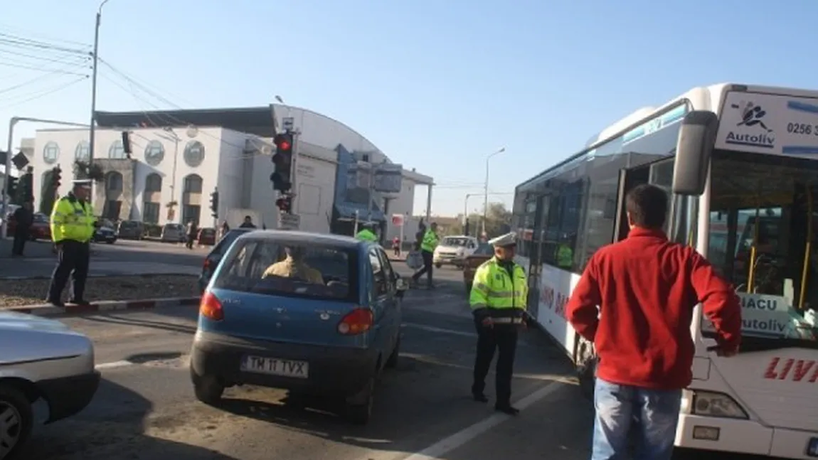 Şoferul unui autobuz din Lugoj a leşinat în timp ce se afla într-o intersecţie VIDEO