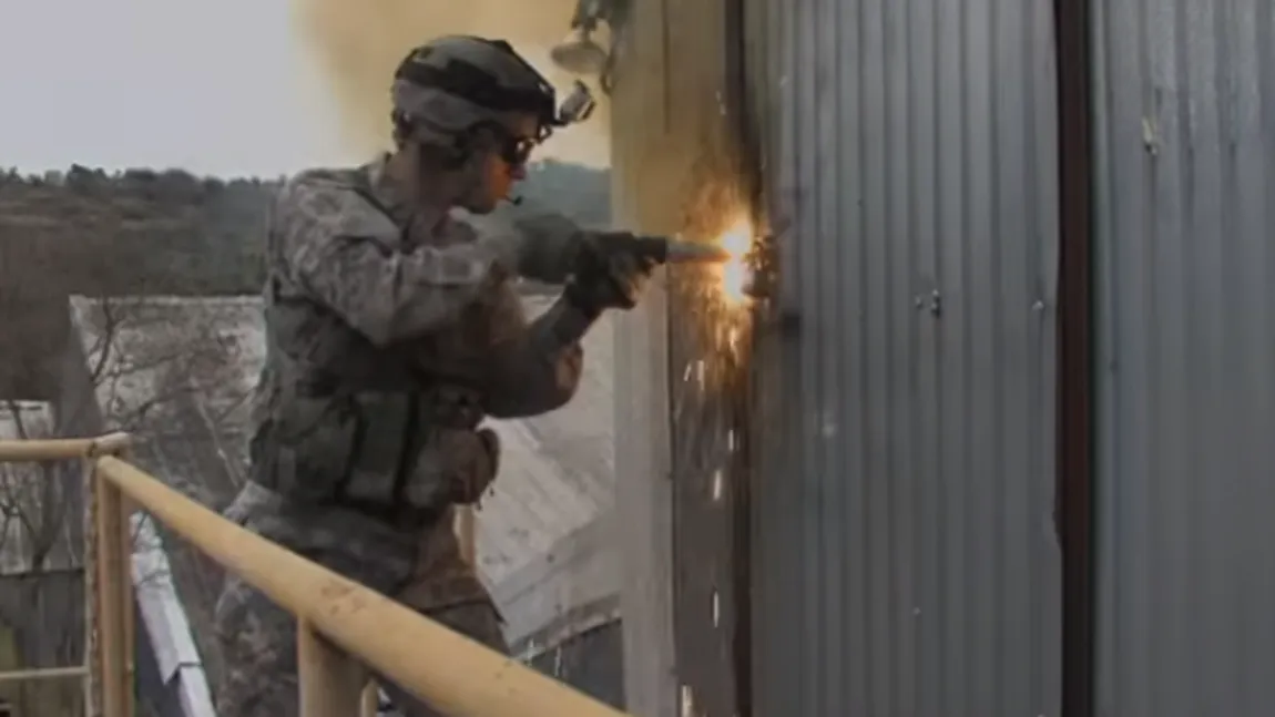 Armata SUA a creat o torţă portabilă care poate topi orice metal în câteva secunde