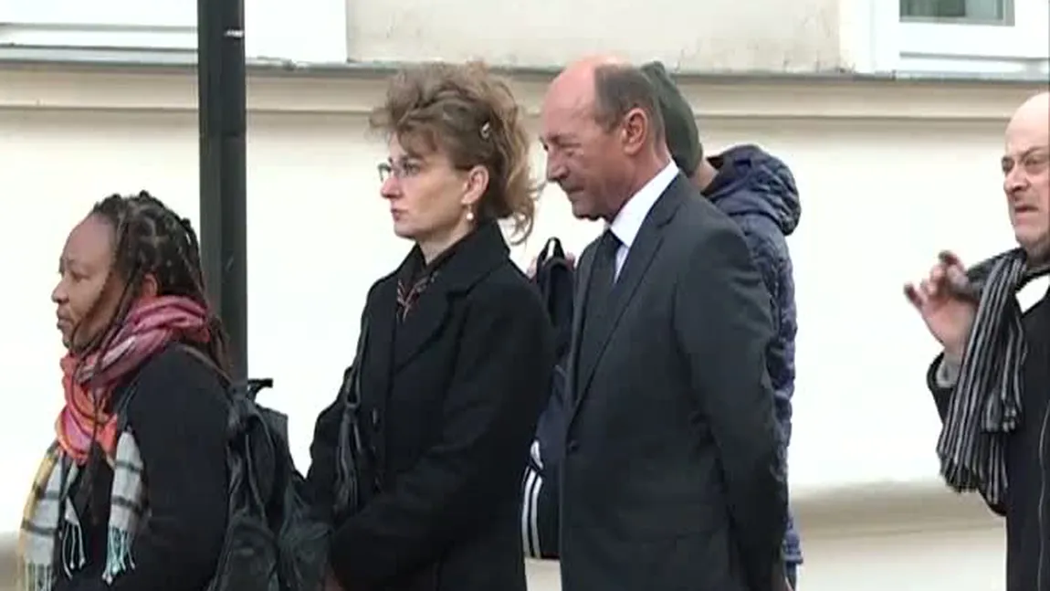 Traian Băsescu, la Ambasada Franţei. Fostul preşedinte a semnat în Cartea de condoleanţe VIDEO