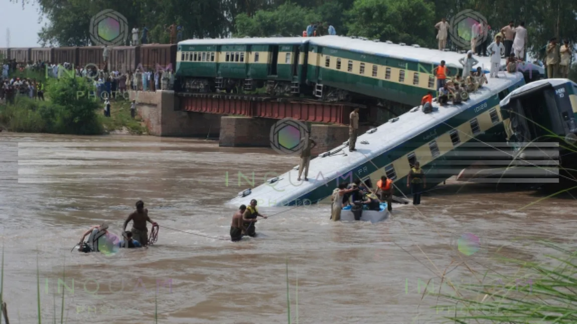 Tren deraiat în Pakistan: 12 morţi şi 100 de răniţi