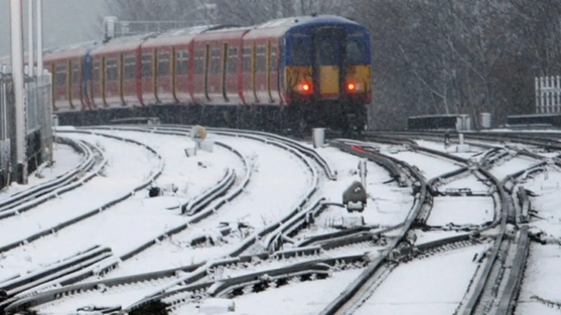 Tren plin cu sute de călători, blocat pe câmp