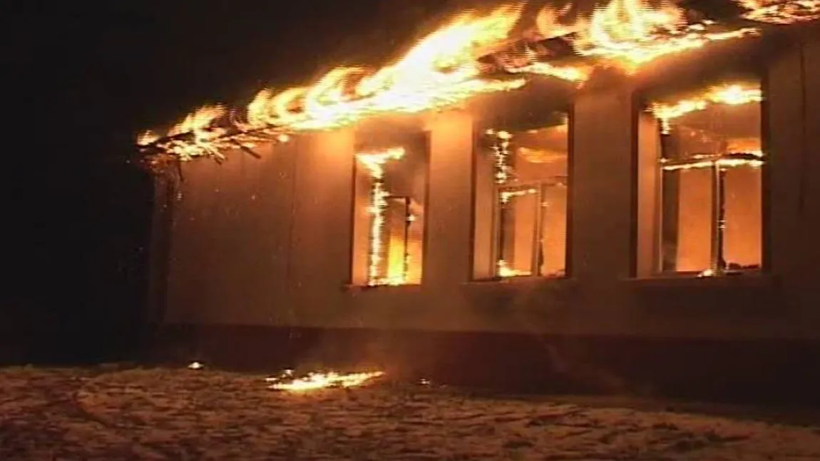Incendiu puternic în Sălaj. O şcoală a fost distrusă de flăcări