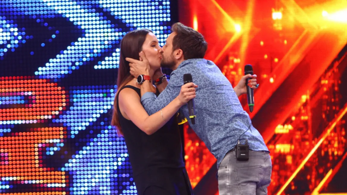 X Factor: Dani Oţil a sărutat o concurentă în direct