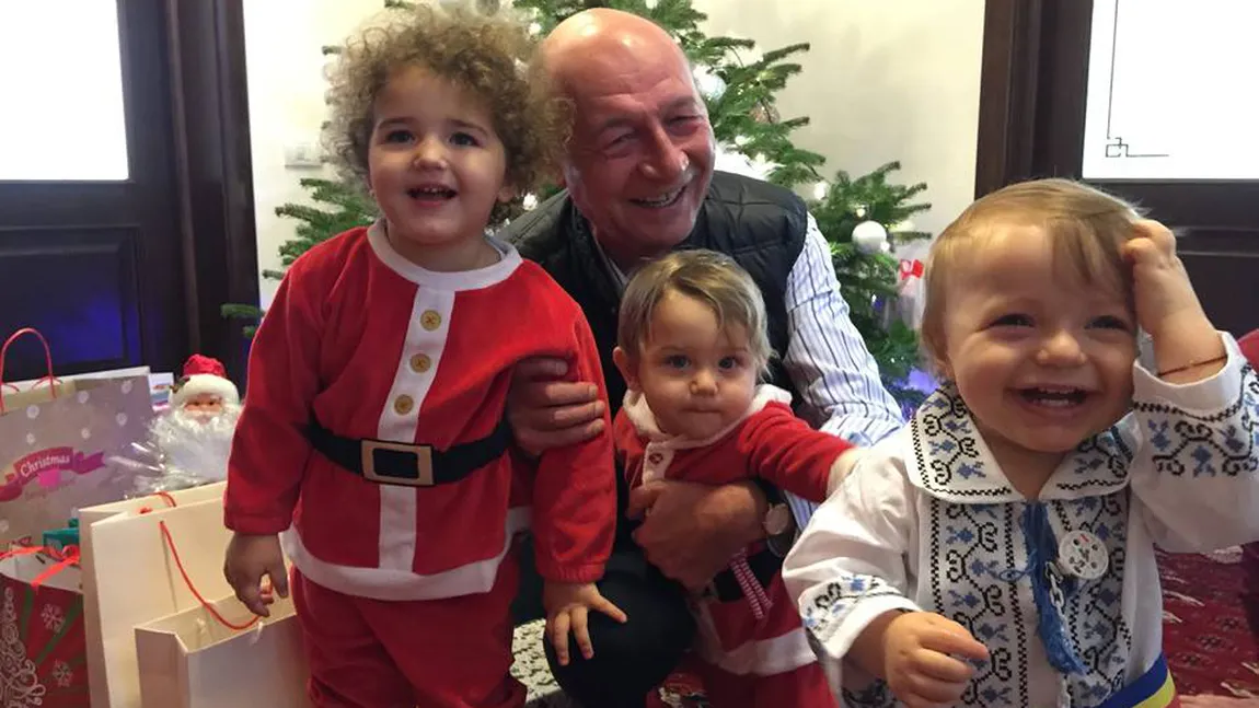 Traian Băsescu, poză cu nepoţii în faţa bradului de Crăciun