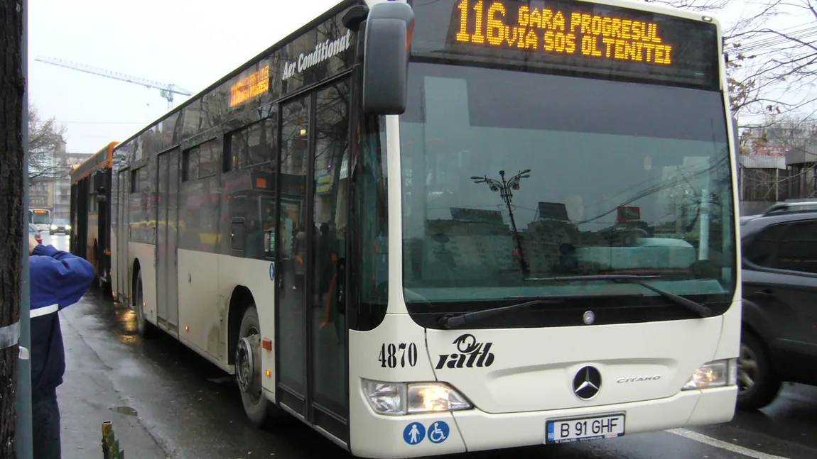 Incident în Bucureşti: Un autobuz a fost găurit de un capac de canal