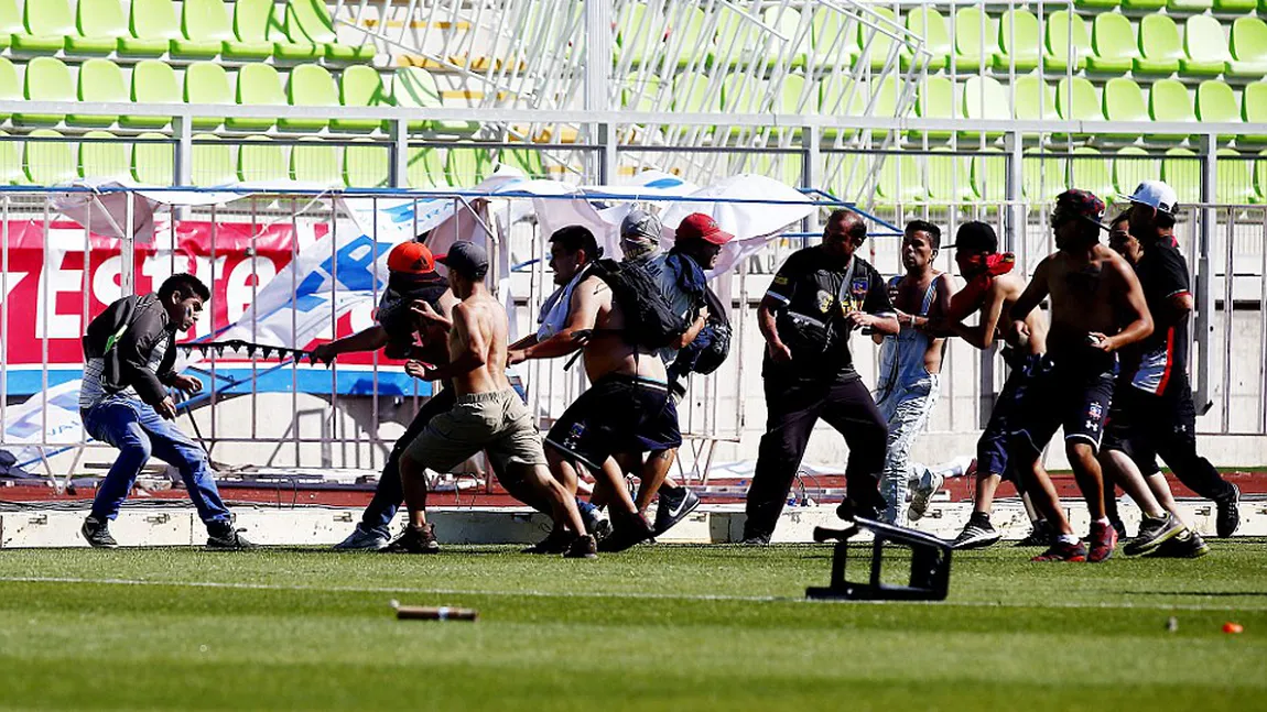 Imagini ŞOCANTE la un meci de fotbal. Fanii au intrat pe teren şi s-au bătut cu bâte, pietre şi torţe VIDEO