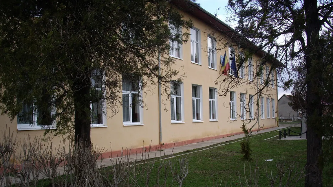 ALERTĂ cu bombă la un liceu din Hunedoara. Peste 900 de elevi au fost EVACUAŢI UPDATE