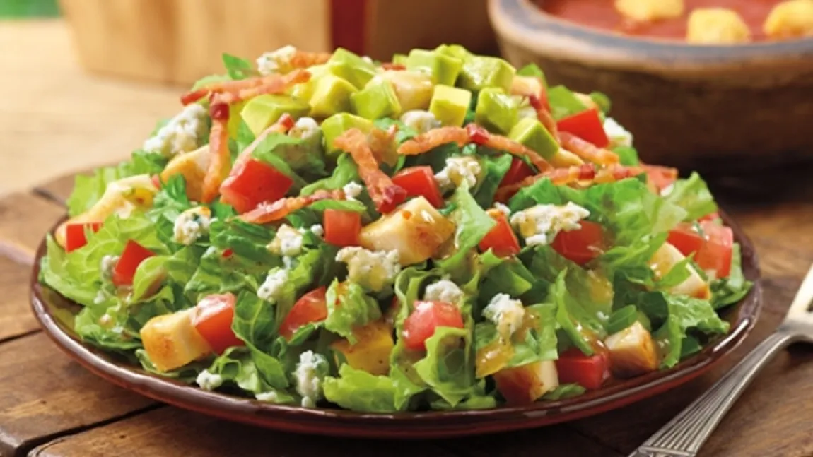 Cele mai neinspirate topping-uri pentru salată. Ce să alegi în locul lor
