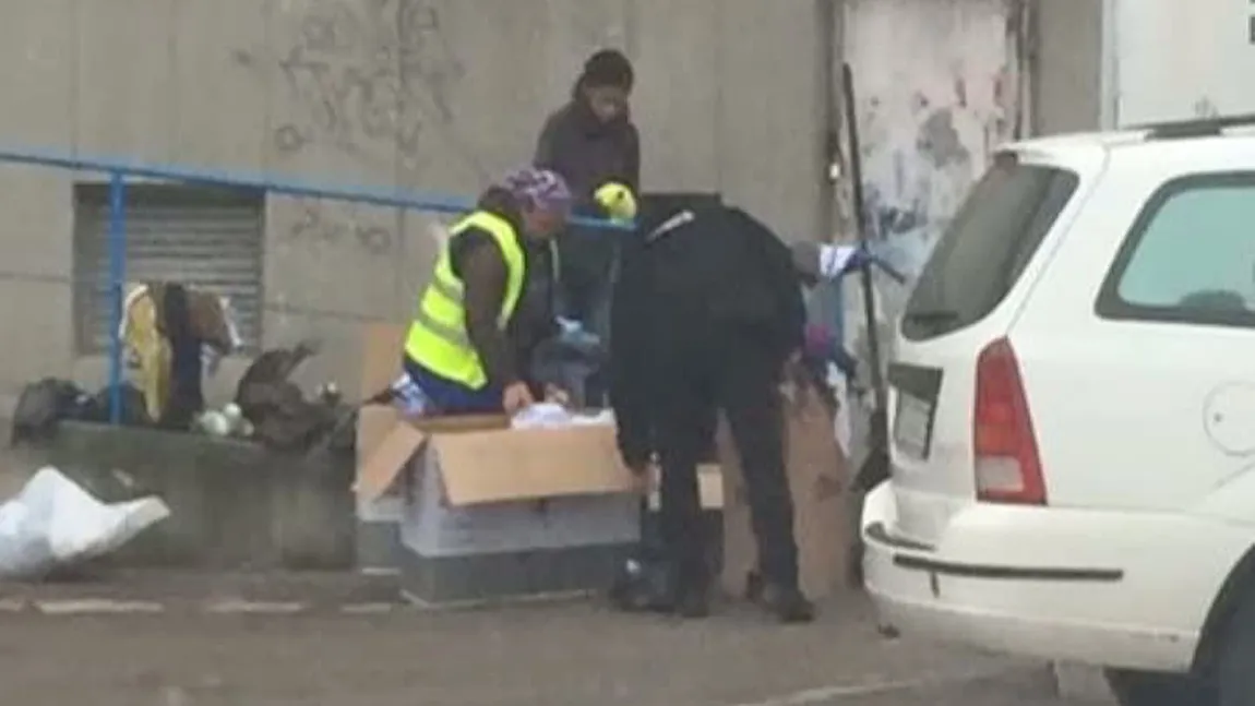 Un poliţist local, surprins când verifica în cutiile cu haine donate pentru sărmani. Reacţia sindicatului