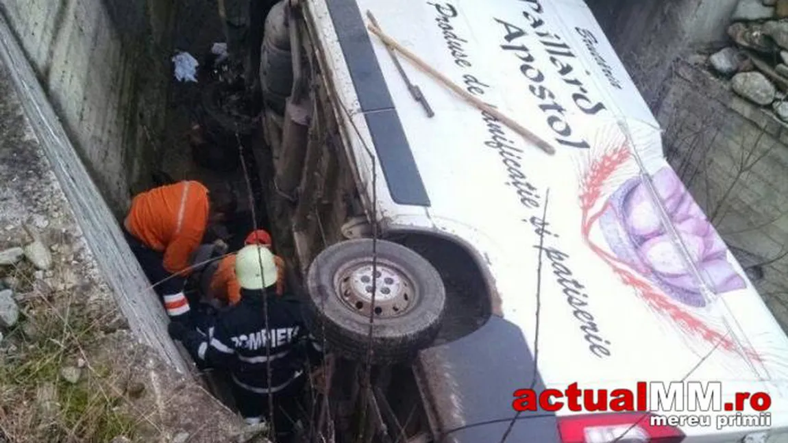 Un şofer a plonjat într-un pârâu şi a murit strivit de maşină VIDEO