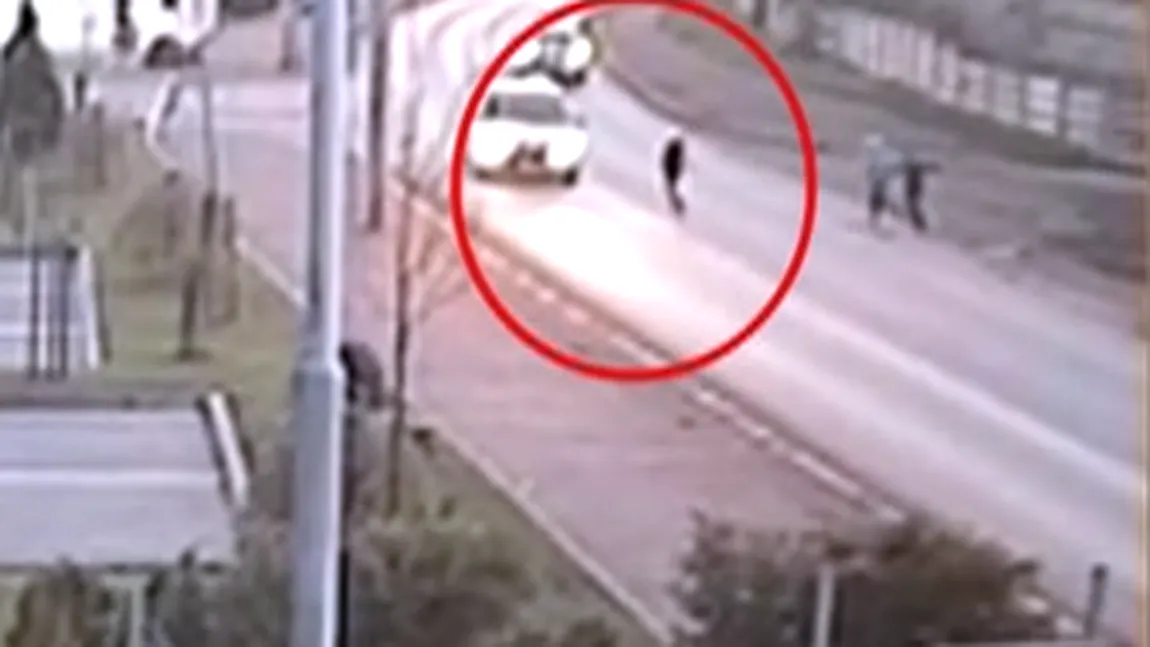 Copil spulberat de o maşină, după ce a fugit pe şosea de frica unor câini VIDEO