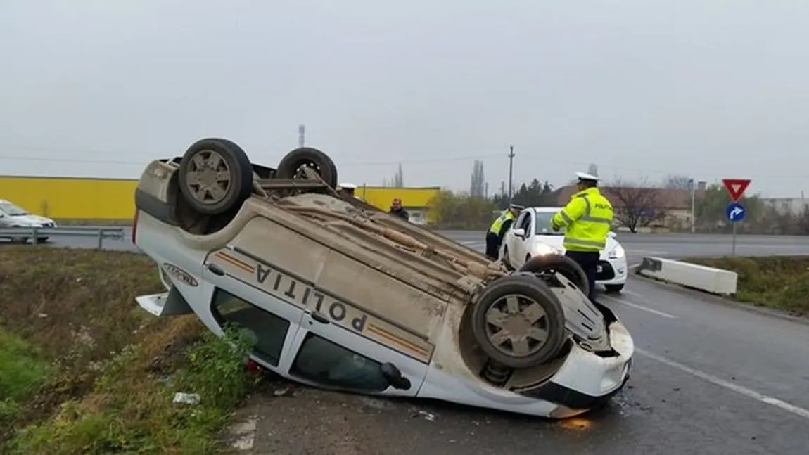 ACCIDENT în Timişoara. O maşină a poliţiei s-a răsturnat pe şosea