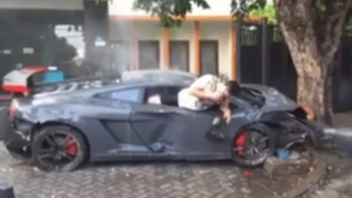 Accident GRAV produs de un ŞMECHER cu Lamborghini. A călcat 3 oameni şi apoi dădea SMS-uri VIDEO