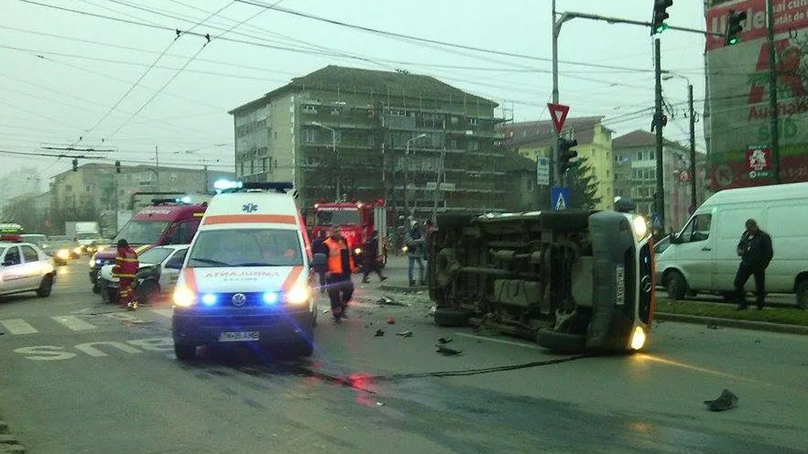 ACCIDENT GRAV la Timişoara. O ambulanţă S-A RĂSTURNAT. Două persoane au fost rănite