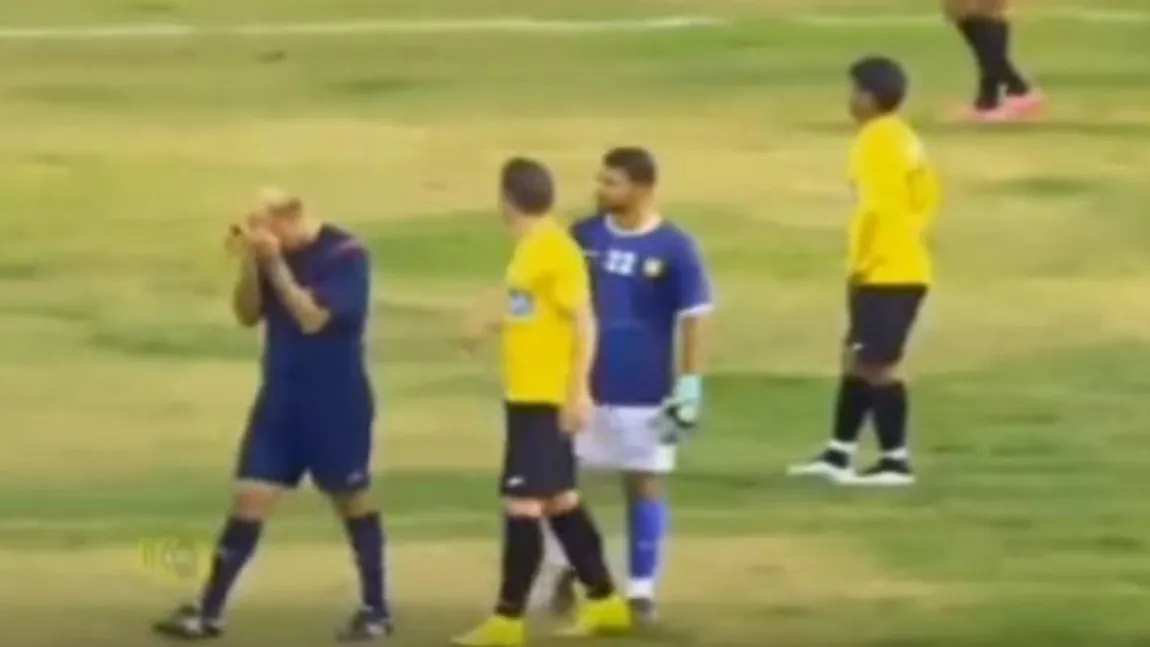 Insultat de suporteri, un arbitru a început să plângă. Scene inedite la un meci de fotbal VIDEO