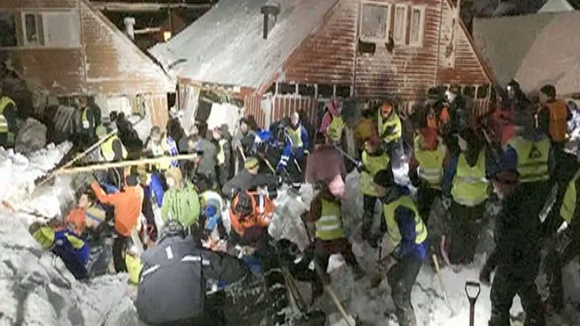 Oraş îngrozit de avalanşă. Un bărbat a murit şi alte nouă persoane au fost grav rănite