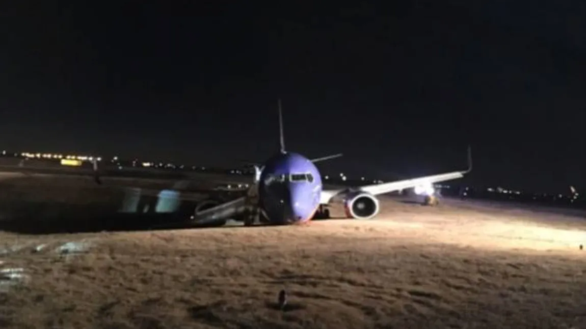 Avion cu 138 de pasageri, ieşit de pe pistă VIDEO
