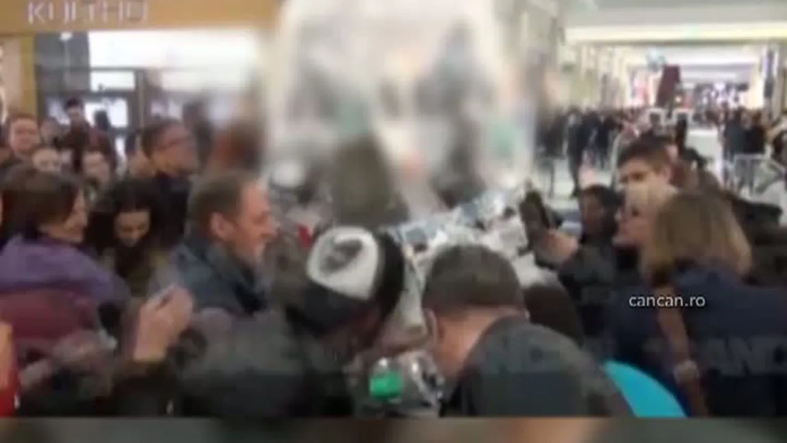 SCENE JENANTE într-un mall din Capitală. Oamenii s-au îmbulzit să fure cosmeticele dintr-un brad de Crăciun VIDEO