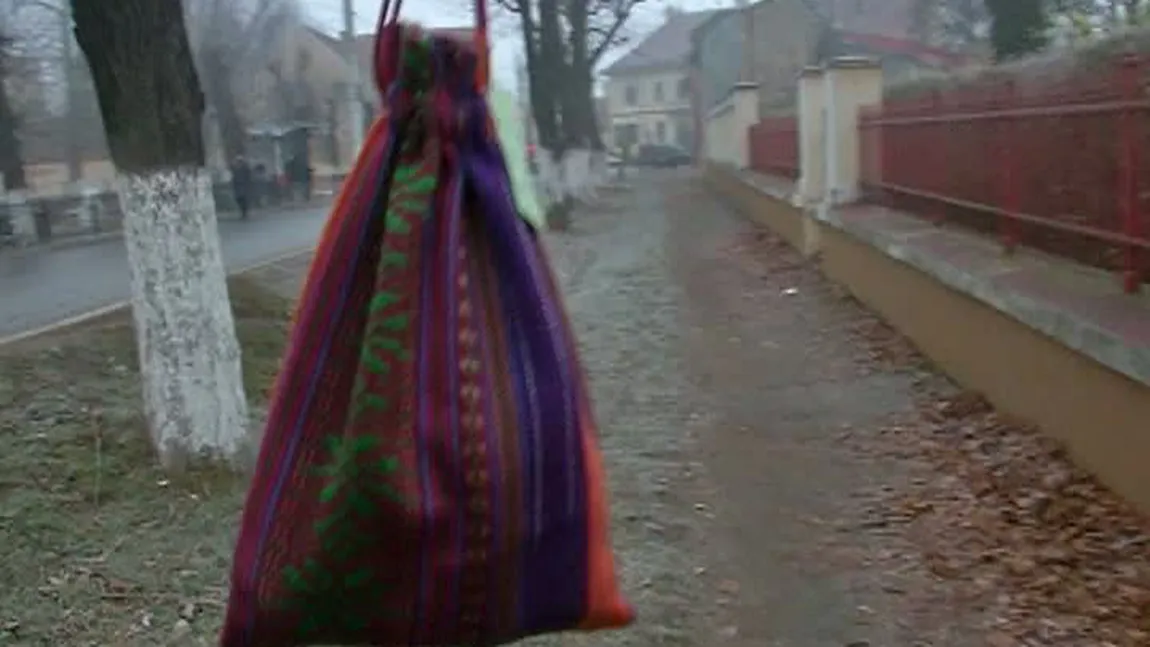 Vânătoare de cadouri într-un sat din România. Oamenii găsesc la porţi săculeţi cu daruri