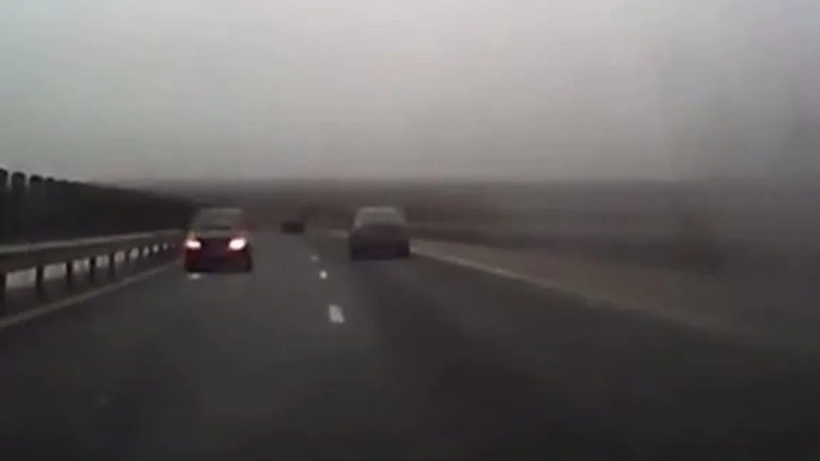 Imagini incredibile în România. Un şofer, filmat în timp ce conducea cu viteză pe contrasens pe autostradă VIDEO