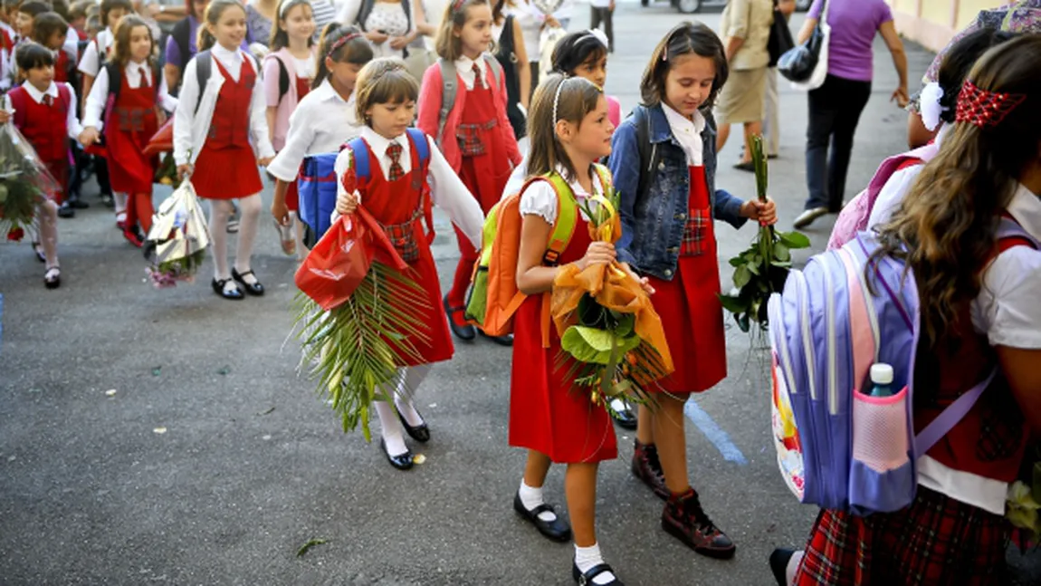 UNIFORMELE ŞCOLARE ar putea deveni obligatorii. Cine propune şi cum îşi motivează iniţiativa