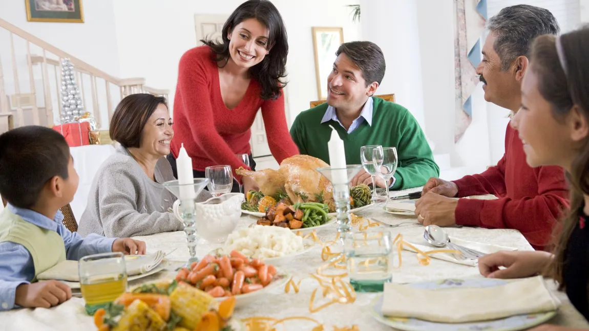 Ce să mănânci şi să bei după mesele copioase de sărbători ca să te simţi mai bine