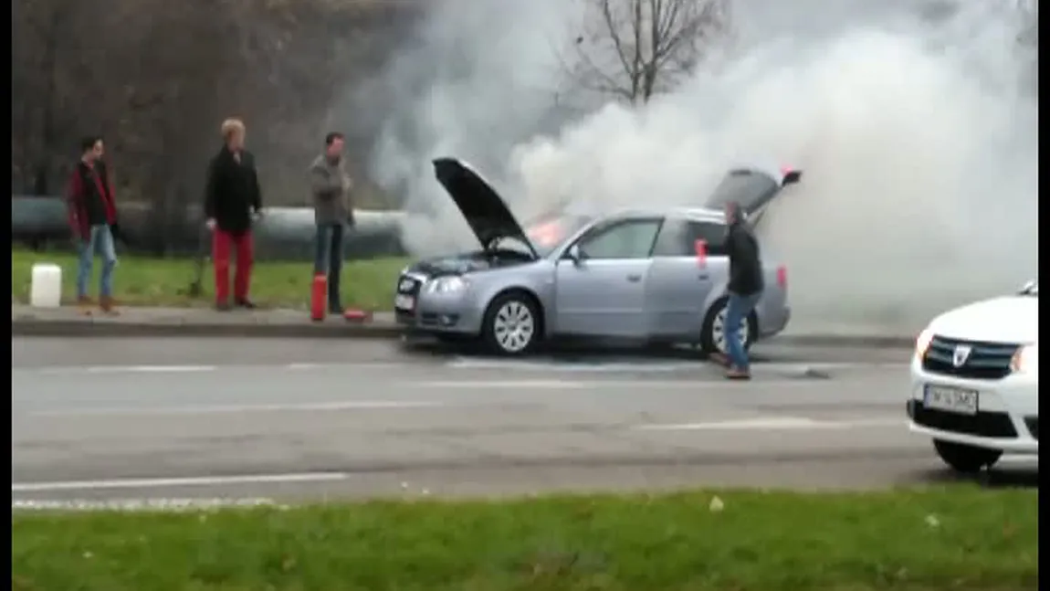 La un pas de catastrofă. O maşină a ars ca o torţă lângă o benzinărie din Arad VIDEO