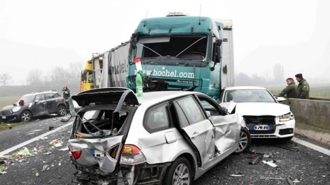 Accident GROAZNIC. Cel puţin 44 de răniţi după ce 50 de vehicule s-au ciocnit pe o autostradă FOTO