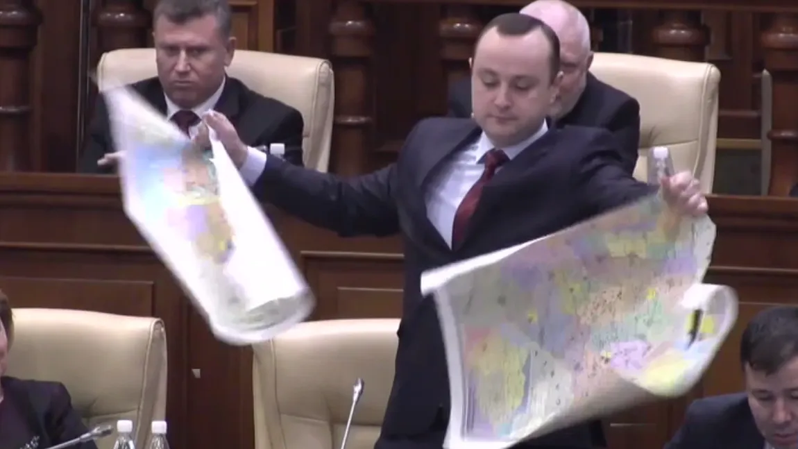 Gest scandalos în Parlamentul Moldovei. Harta României Mari, făcută bucăţi de un deputat socialist VIDEO