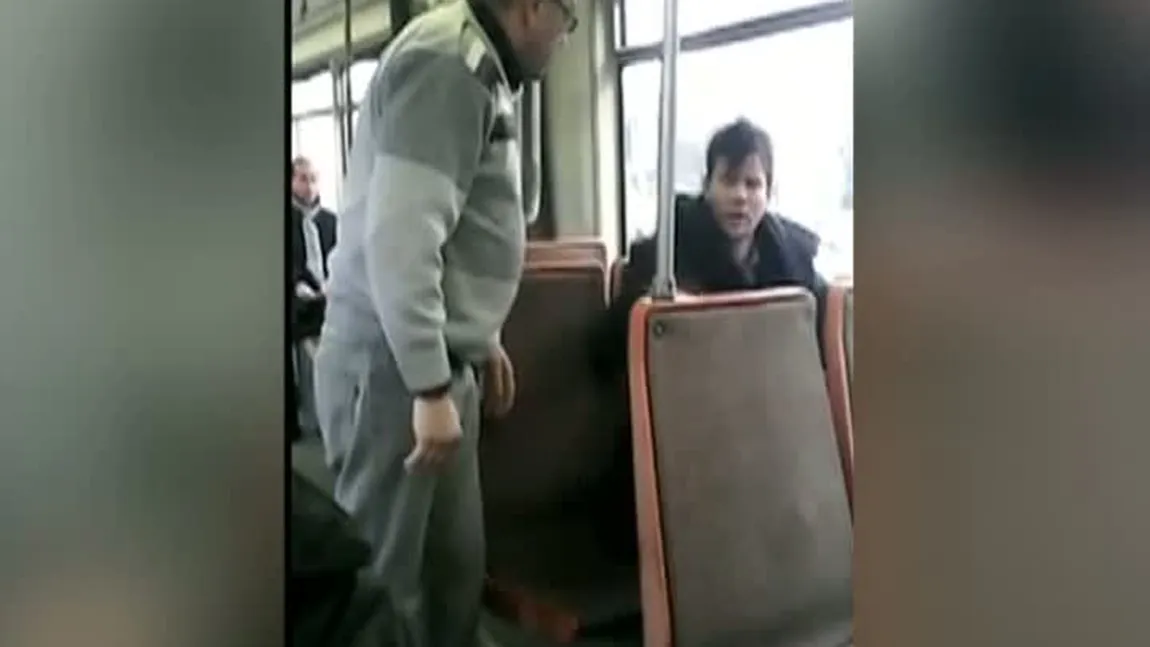 Scene incredibile în tramvai. Un pasager a fost dat jos de vatman după ce i-a vorbit urât VIDEO